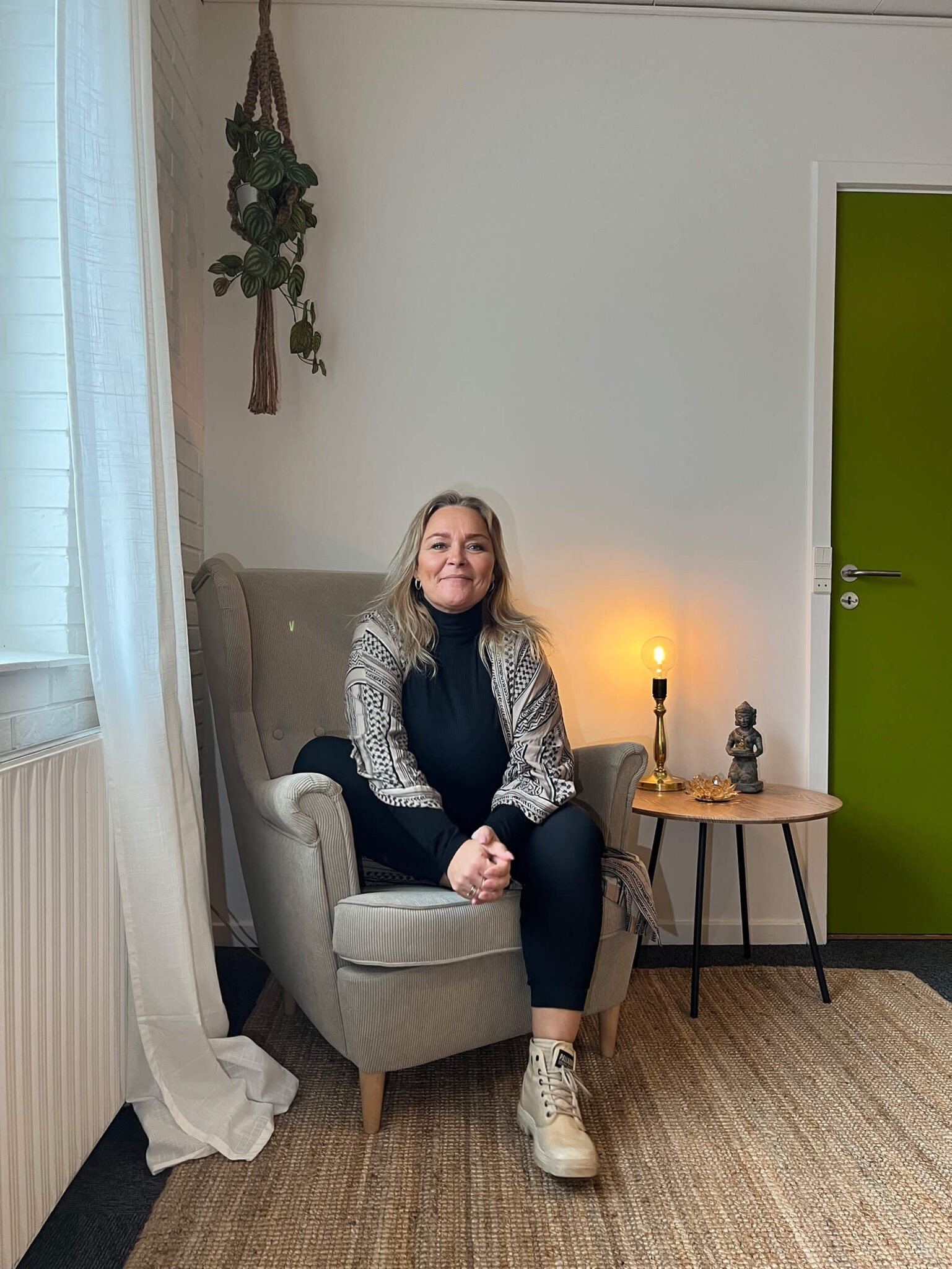 Psykoterapeut i Aarhus i samtale med klient i rolige rammer