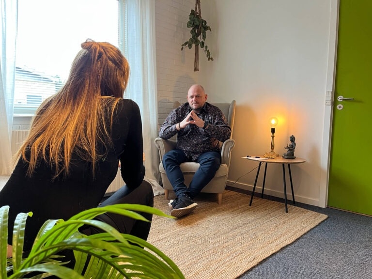 Psykoterapeut hjælper klient med angst, stress og livsudfordringer
